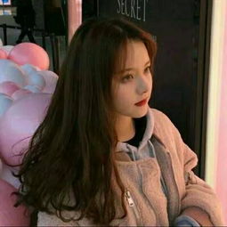 男子过地铁口时蹲在地上偷拍女子裙底,作案画面曝光!已拘留